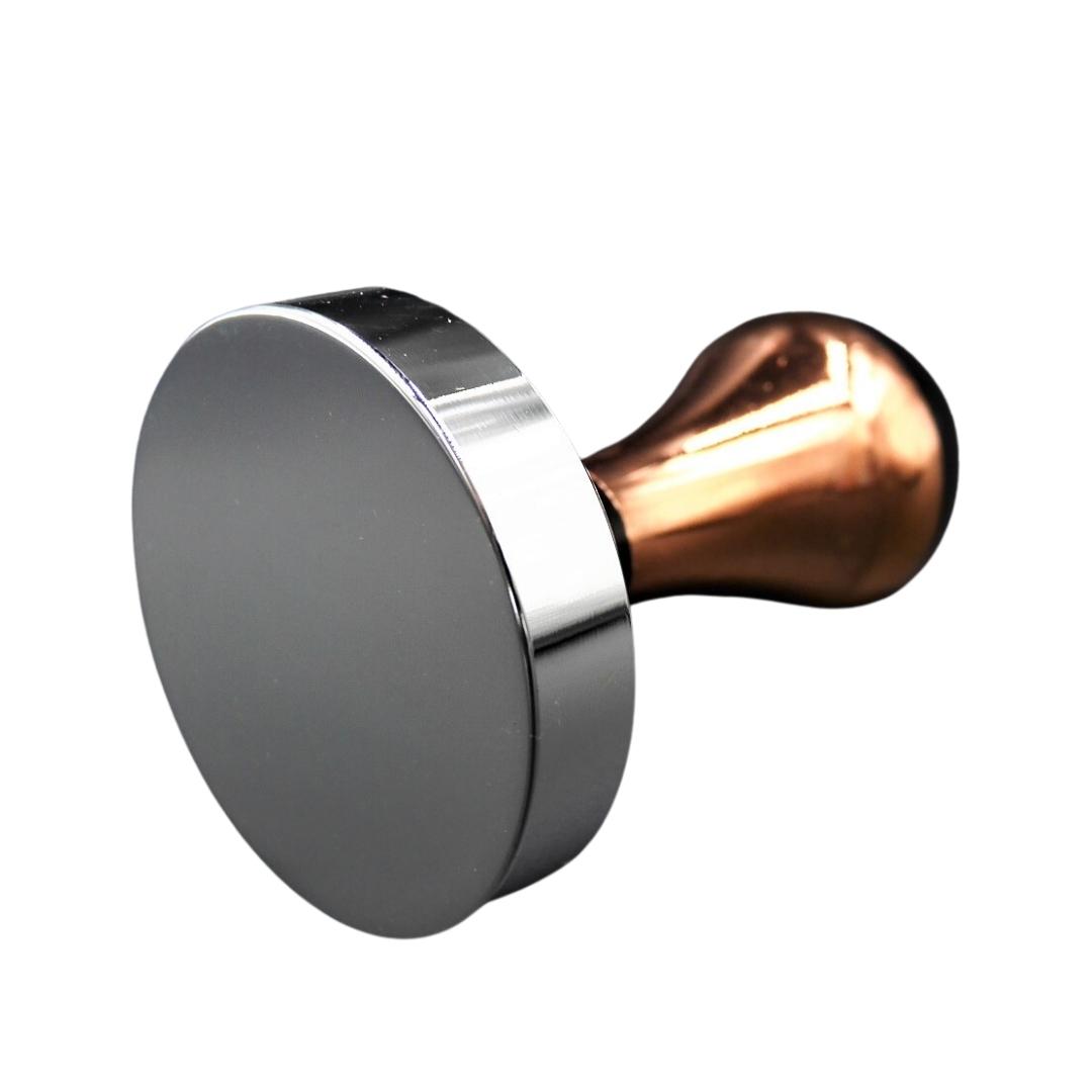 ที่กดผงกาแฟ แทมเปอร์ Tamper ด้ามจับสีดำสลับทองเหลือง พื้นเงิน ขนาด 57.5 มิล รหัส 2093