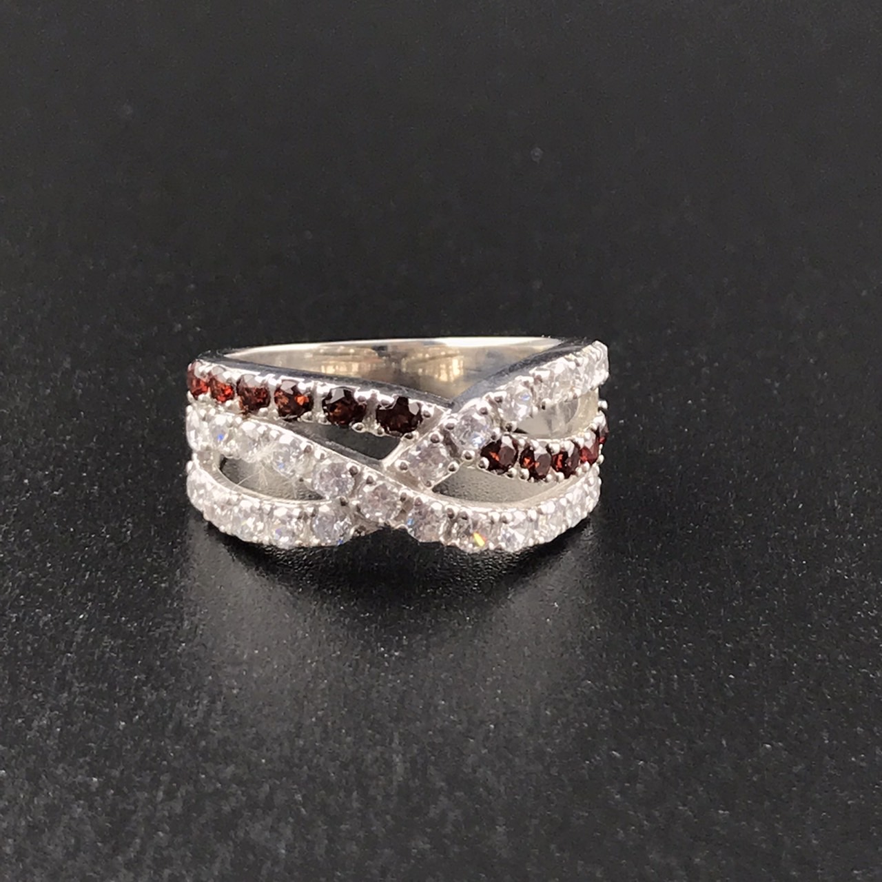 💗 “โกเมนแดงหวานละมุน… ใส่แล้วนิ้วดูสวยโดดเด่นแบบผู้ดีสุดๆ”