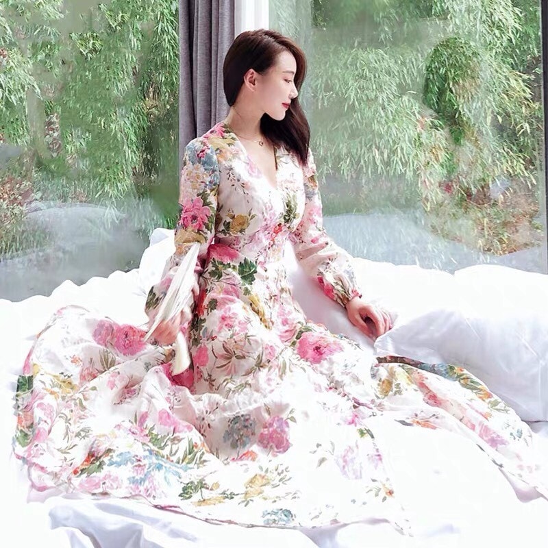 ชุดเดรสออกงานคลุมเข่าสีขาวพิมพ์ลาย แขนยาว ใส่ออกงาน ไปทะเล