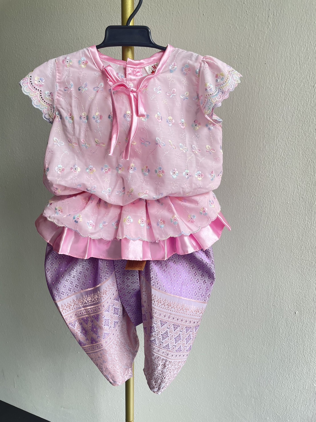 T10 ชุดไทยแขนกระปุกผ้าแก้ว สีชมพูพร้อมผ้าถุง (ไม่รวมเครื่องประดับ)