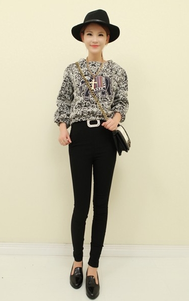 Pre Order - เสื้อกันหนาวแฟชั่น คอกลม ยืด ไม่หนามาก ลายการ์ตูนช้างที่หน้าอก สีเทาดำ