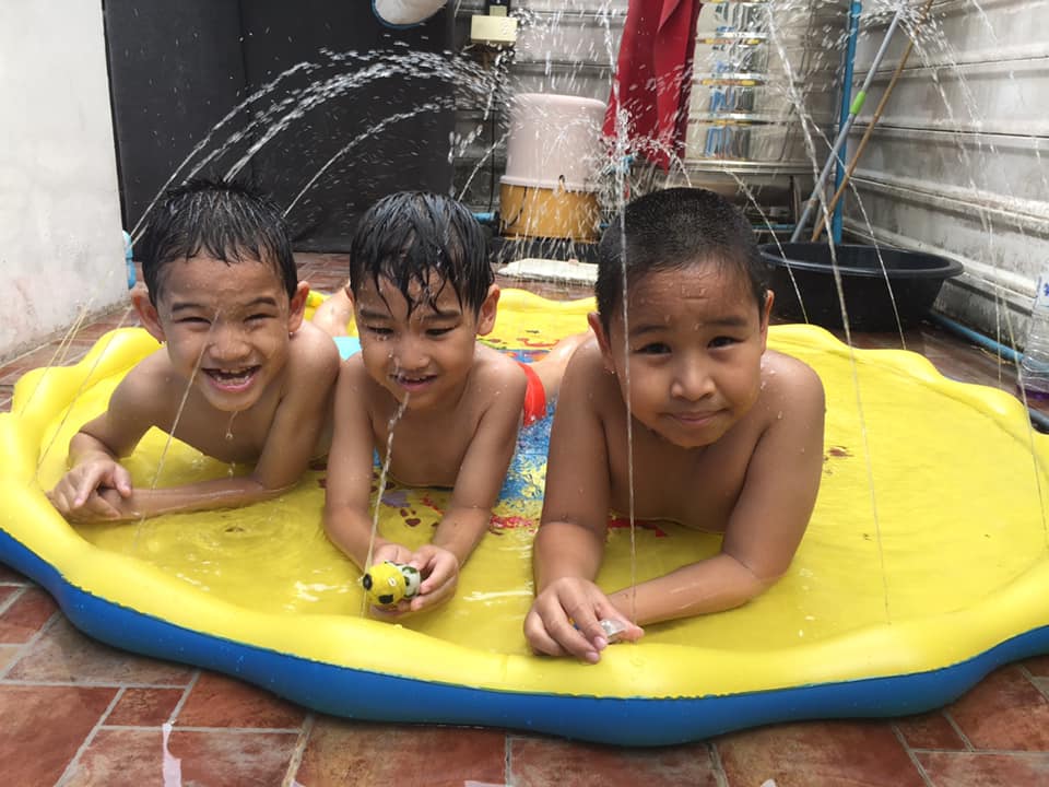 ถาดน้ำพุของเล่นสวนน้ำแสนสนุก