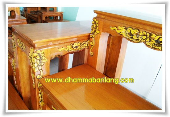โต๊ะหมู่บูชา หมู่ 9 หน้า 7 แกะลาย แต้มสีเหลือง ไม้สัก ขาสิงห์ สีไม้สักธรรมชาติ