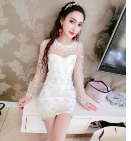 เดรสผ้าคอตตอนผสมspandex สีขาว เฉพาะด้านหน้าชุดเย็บซ้อนด้วยผ้าลูกไม้ปักลาย