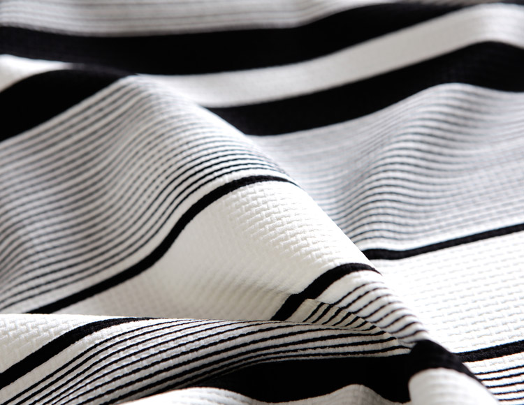 ##พร้อมส่ง## ชุดเซตคู่เสื้อ กางเกงขาสั้นไซส์ใหญ่ เสื้อคอวีแบบทันสมัย ลายผ้าแบบเดียวกันกับกางเกง อินเทรนแน่นอน