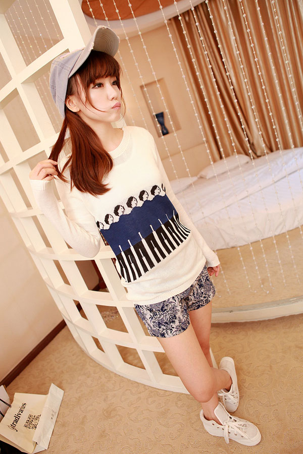 Pre Order - เสื้อกันหนาวแฟชั่นเกาหลี ผ้าไหมพรมแขนยาว คอกลม ปักลายคนยืนเรียงกัน : สีแดง / สีน้ำเงิน