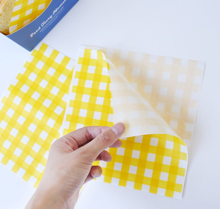 กระดาษห่อขนม Oil-Proof Food Grade ขนาด 18x18 cm. แพ็ค 100 ชิ้น