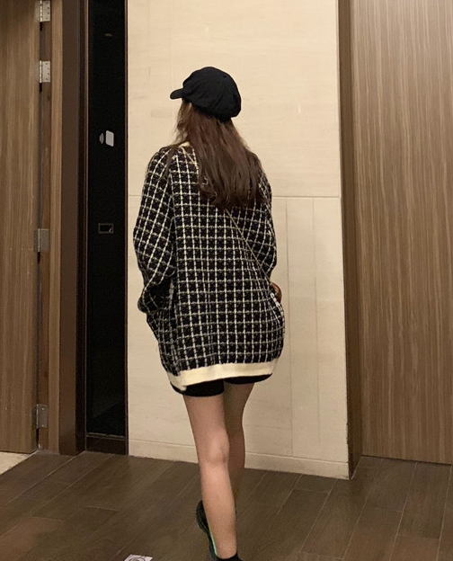 CO-007 เสื้อกันหนาวลายสก๊อต กระดุมหน้า แกะได้ สีดำ / ขาว