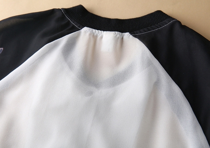 PreOrderไซส์ใหญ่ - เสื้อคลุมกันหนาวแฟชั่นคนอ้วน ไซส์ใหญ่ แบบบางตัวยาว ผ้าฝ้ายพิมพ์ลายม้าที่สวนแขน สีขาว