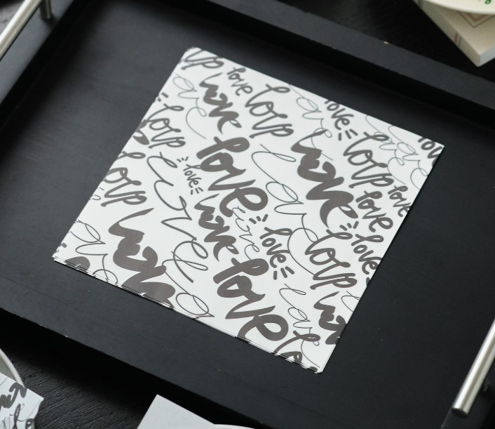 กระดาษไขรองอาหาร (Greaseproof paper) เคลือบกันน้ำ-น้ำมัน ขนาด 18x18 cm. (แพ็ค 98-100 ชิ้น)