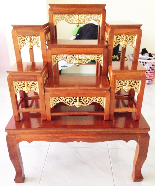 โต๊ะหมู่บูชา หมู่ 7 หน้า 6 กระจังทอง ไม้ทุเรียน ขาตรง สีเหลืองทอง (คลิ๊กดูขนาด)