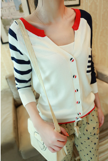 Pre Order - เสื้อกันหนาวแฟชั่น เป็นเสื้อสเวตเตอร์ คอวี แขนยาว กระดุมหน้า น่ารักมาก