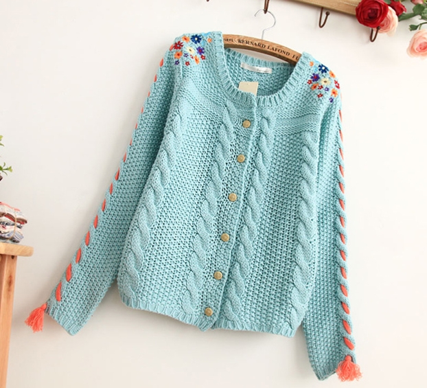 Pre Order - เสื้อกันหนาวแฟชั่นญี่ปุ่น เสื้อเวตเตอร์ถัก ลายดอกไม้ สีหวานน่ารัก สีฟ้า / สีเบจ