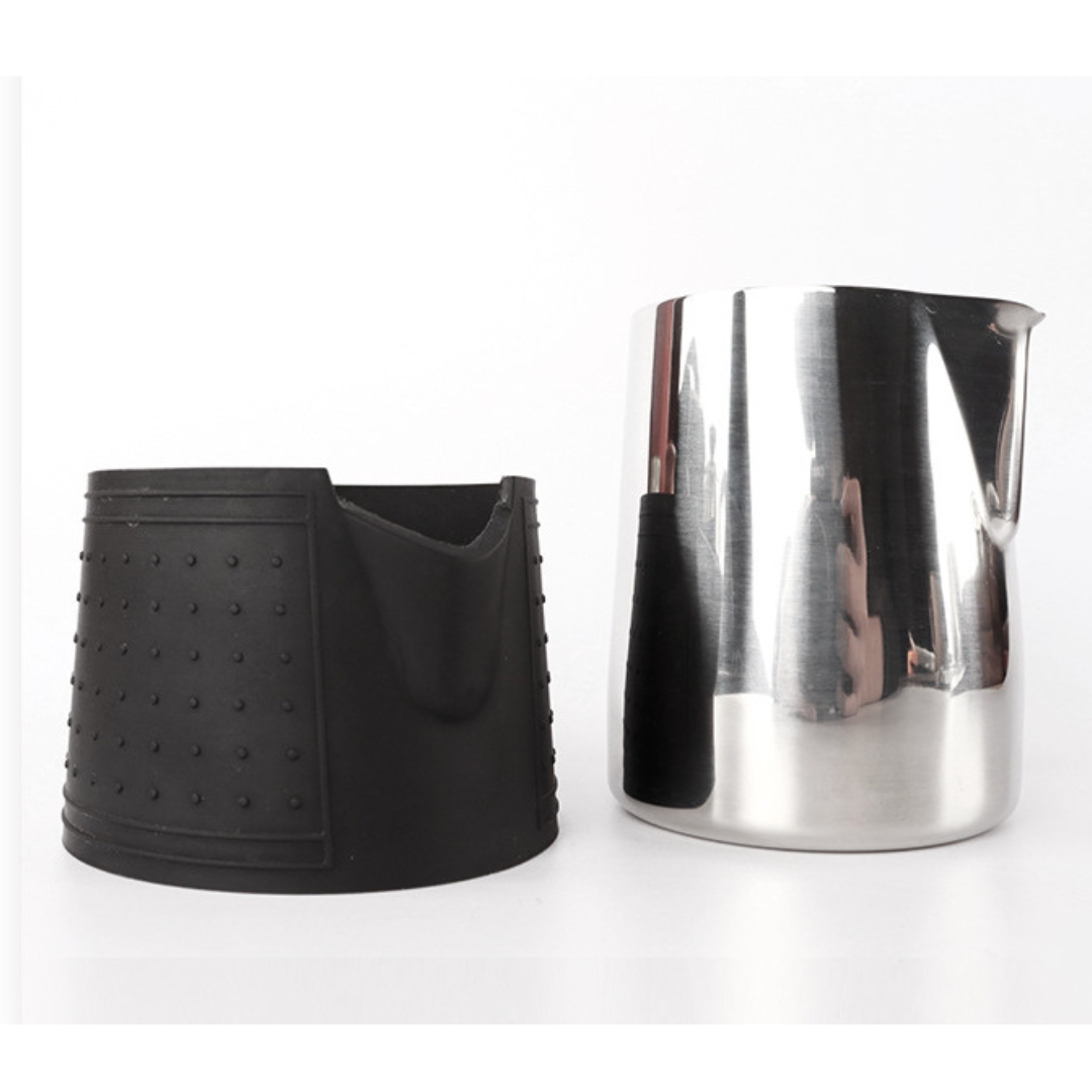 ถ้วยตีฟองนมพร้อมปลอกซิลิโคนหุ้ม กันลื่นมือ ยางคลุมพอดีมือ กันร้อนขนาด 350 ML สีดำ รหัส 2707