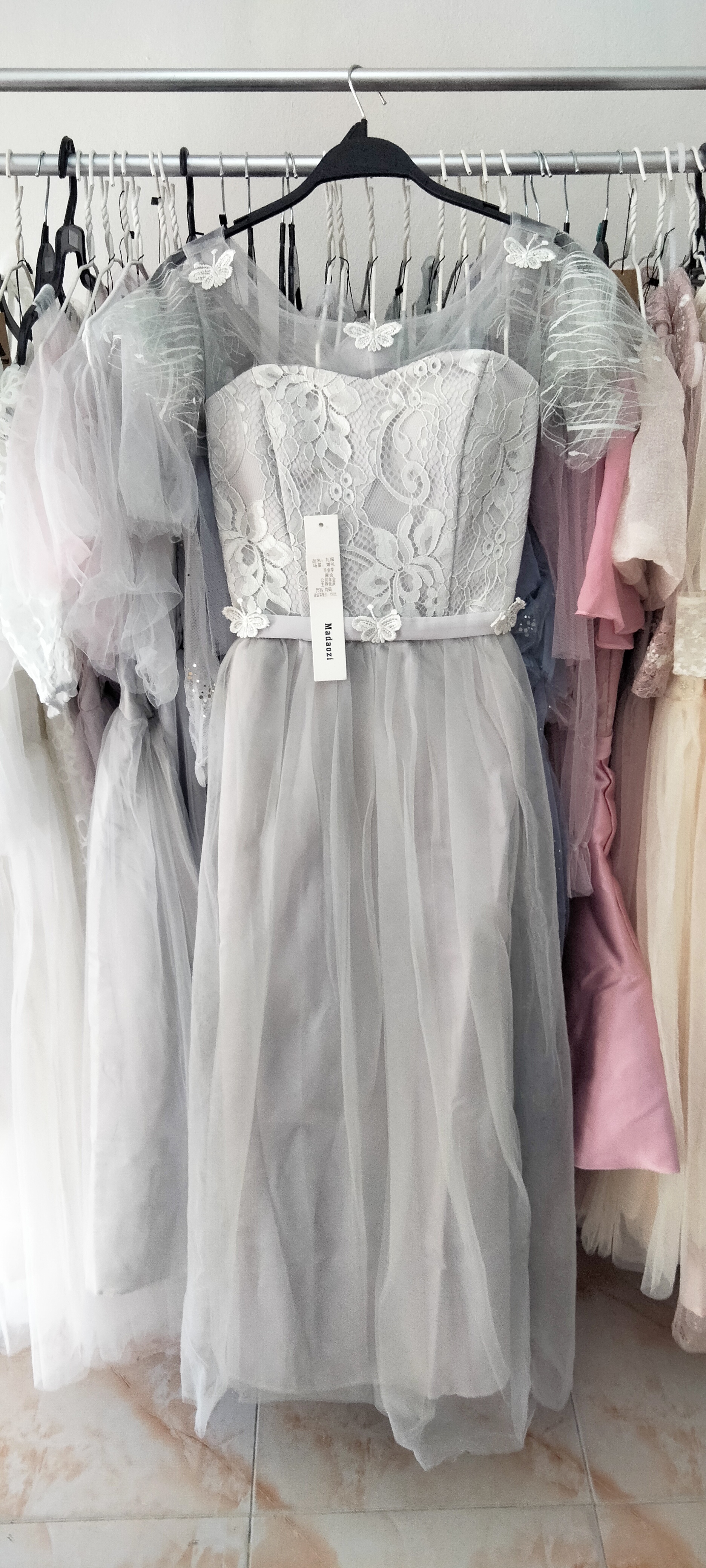 เดรสราตรียาวออกงานสีเทา ซีทรูปักลายผีเสื้อ