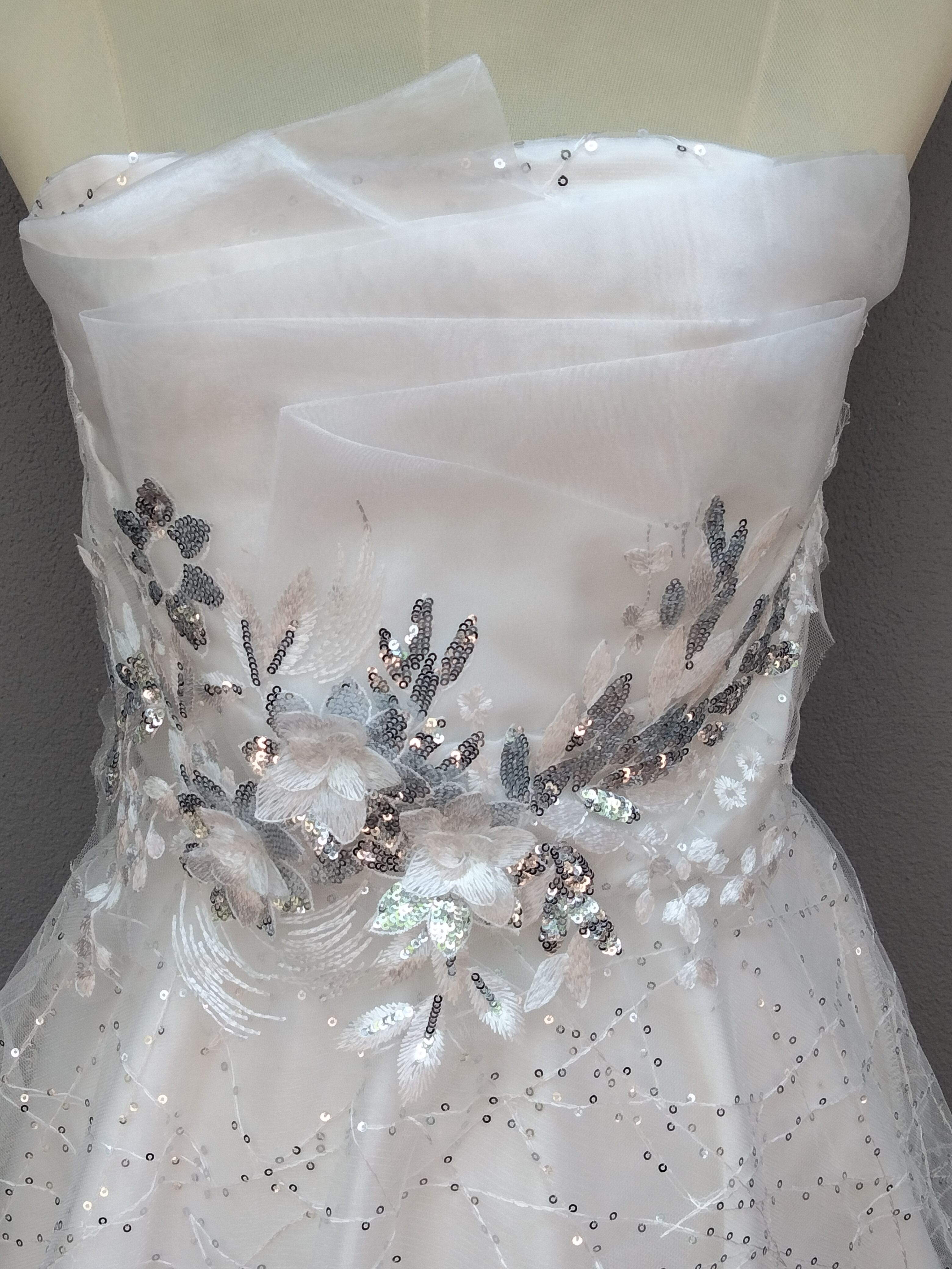 ชุดเดรสออกงานเกาะอกหน้าสั้นหลังยาวสีขาว