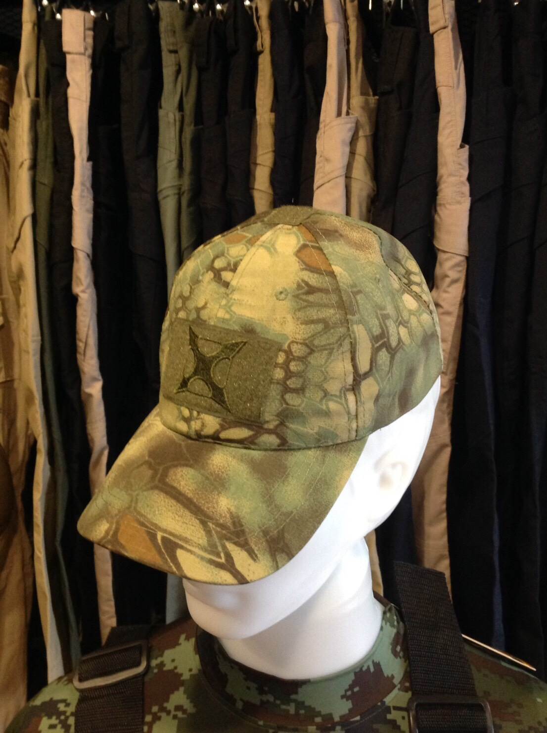 หมวกแก๊ปลายงู X