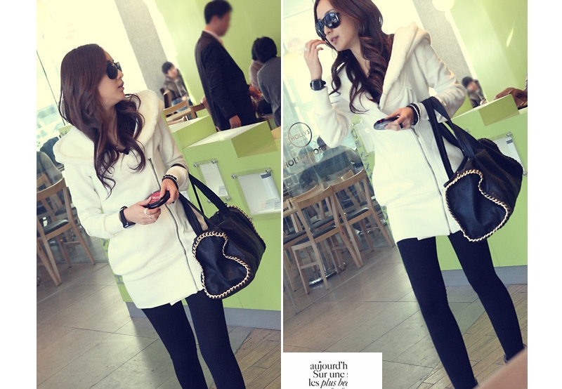 Pre Order - เสื้อกันหนาวแฟชั่นสไตล์เกาหลี เป็นขนสัตว์หนา ตัวยาวเหมือนเดรส Hood หลัง สีขาว / สีดำ