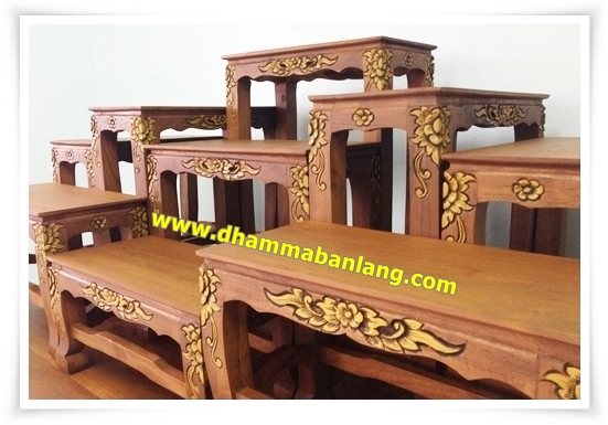โต๊ะหมู่บูชา หมู่ 9 หน้า 10 แกะลาย แต้มสีเหลือง ไม้สัก ขาสิงห์ สีไม้สักธรรมชาติ