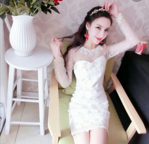 เดรสผ้าคอตตอนผสมspandex สีขาว เฉพาะด้านหน้าชุดเย็บซ้อนด้วยผ้าลูกไม้ปักลาย