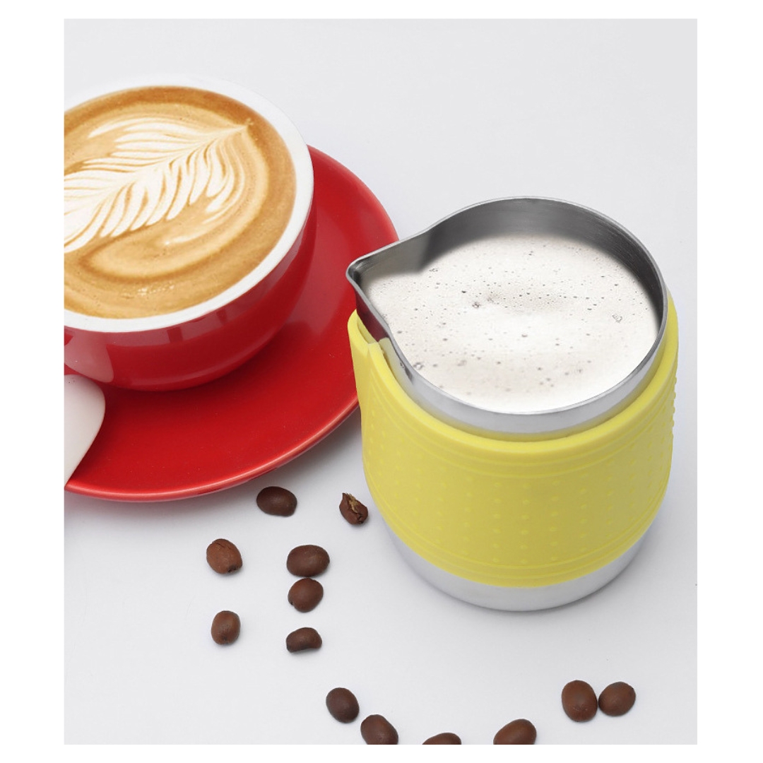 ถ้วยตีฟองนม มียางซิลิโคลนหุ้มกันลื่น กันมือกันร้อน ขนาด 350 ML สีเหลือง รหัส 0217