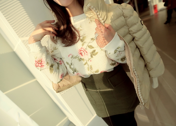 Pro Order - เสื้อกันหนาวแฟชั่น สองชั้นติดกัน ชิ้นในไม่หนามาก ชิ้นนอกเป็นผ้าชีฟองลายดอกไม้สีหวาน