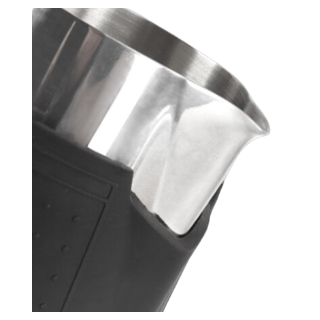 ถ้วยตีฟองนมพร้อมปลอกซิลิโคนหุ้ม กันลื่นมือ ยางคลุมพอดีมือ กันร้อนขนาด 350 ML สีดำ รหัส 2707