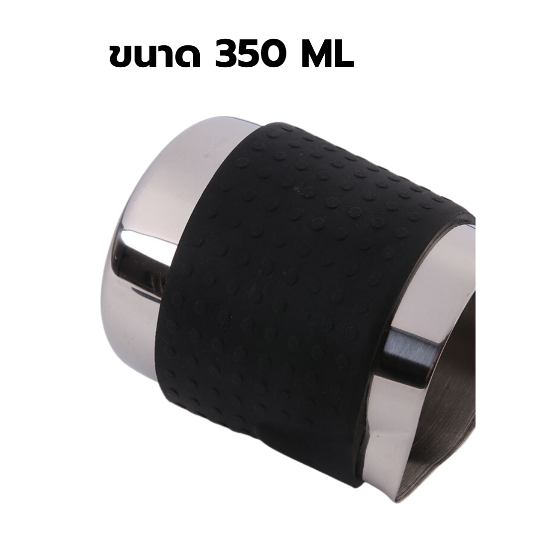 ถ้วยตีฟองนม สตรีมนม มียางซิลิโคลนหุ้มกันลื่นมือ กันร้อน ขนาด 350 ML สีดำ รหัส 1208