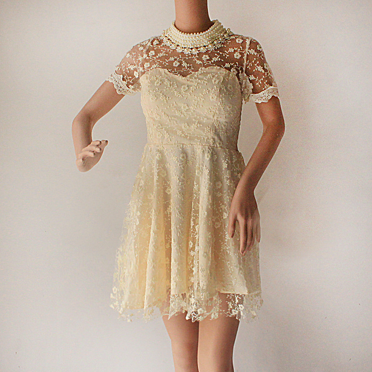 เดรสลูกไม้สีครีมแขนสั้น เนื้อผ้าลูกไม้ทอลายดอกไม้สวยงานปักหรูหรา