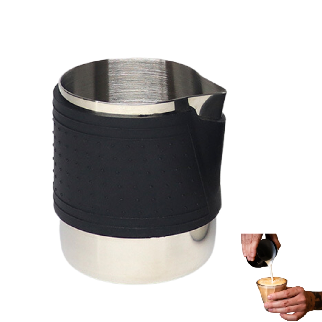 ถ้วยตีฟองนมมียางซิลิโคลนหุ้มกันลื่นมือ กันร้อน ตัดมุมยาง ตรงปากเท ขนาด 350 ML สีดำ รหัส 1709