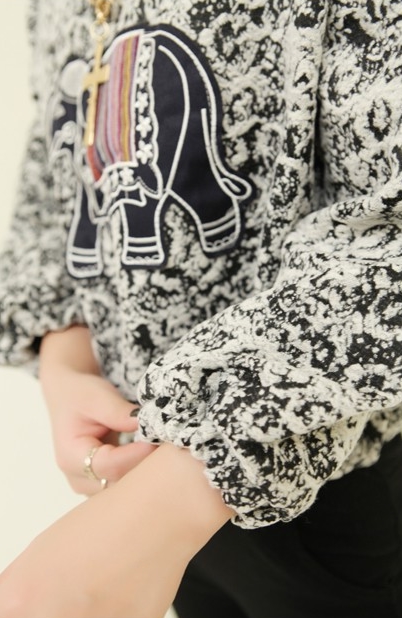 Pre Order - เสื้อกันหนาวแฟชั่น คอกลม ยืด ไม่หนามาก ลายการ์ตูนช้างที่หน้าอก สีเทาดำ