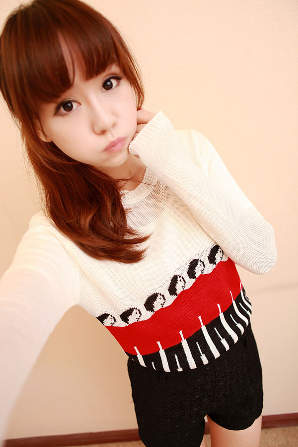 Pre Order - เสื้อกันหนาวแฟชั่นเกาหลี ผ้าไหมพรมแขนยาว คอกลม ปักลายคนยืนเรียงกัน : สีแดง / สีน้ำเงิน