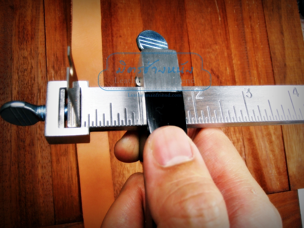 ที่ตัดหนังเป็นเส้นแบบโลหะ สำหรับงานตัดสายเข็มขัด สายสะพาย มีใบมากับตัว 2 ใบ แถมใบเพิ่มอีก 4 ใบ