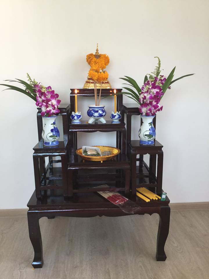 โต๊ะหมู่บูชา หมู่ 7 หน้า 5 แบบเรียบ ไม้ทุเรียน ขาตรง สีโอ๊ค (คลิ๊กดูขนาด)