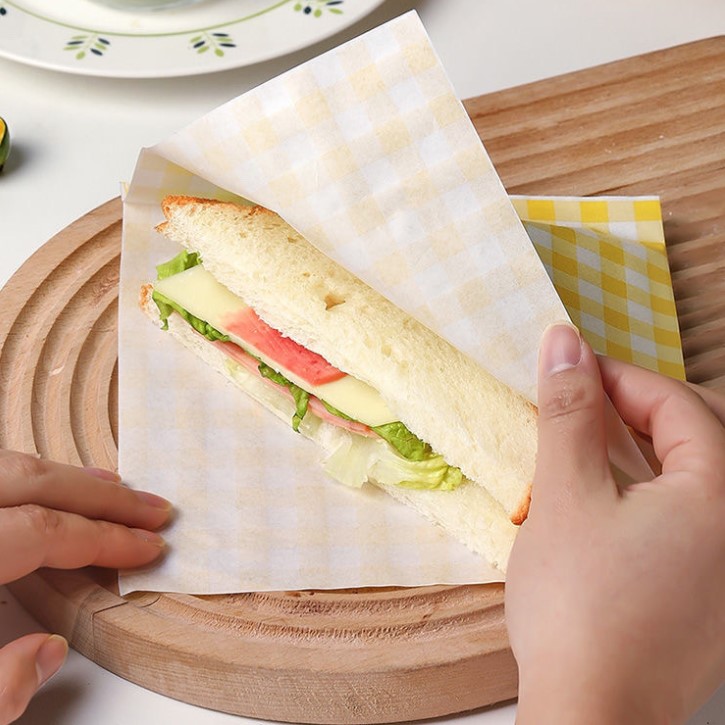 กระดาษห่อขนม Oil-Proof Food Grade ขนาด 18x18 cm. แพ็ค 100 ชิ้น