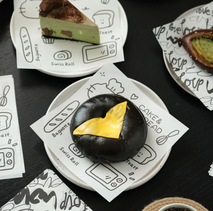 กระดาษไขรองอาหาร (Greaseproof paper) เคลือบกันน้ำ-น้ำมัน ขนาด 18x18 cm. (แพ็ค 98-100 ชิ้น)