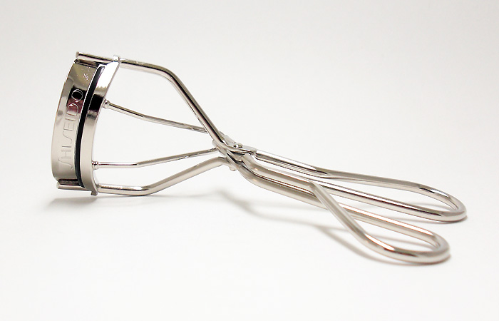 Shiseido Eyelash Curler 213 ที่ดัดขนตาชิเซโด้ 213 ที่ดัดขนตาดีไซน์โค้งเป็นพิเศษเพื่อสาวเอเชีย