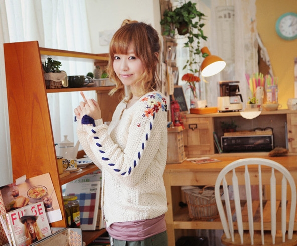 Pre Order - เสื้อกันหนาวแฟชั่นญี่ปุ่น เสื้อเวตเตอร์ถัก ลายดอกไม้ สีหวานน่ารัก สีฟ้า / สีเบจ