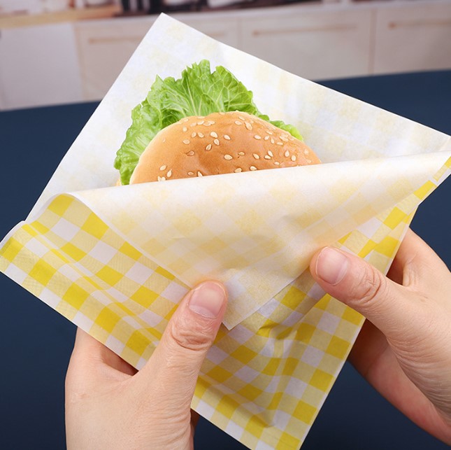 กระดาษห่อขนม Oil-Proof Food Grade ขนาด 18x18 cm. แพ็ค 100 ชิ้น