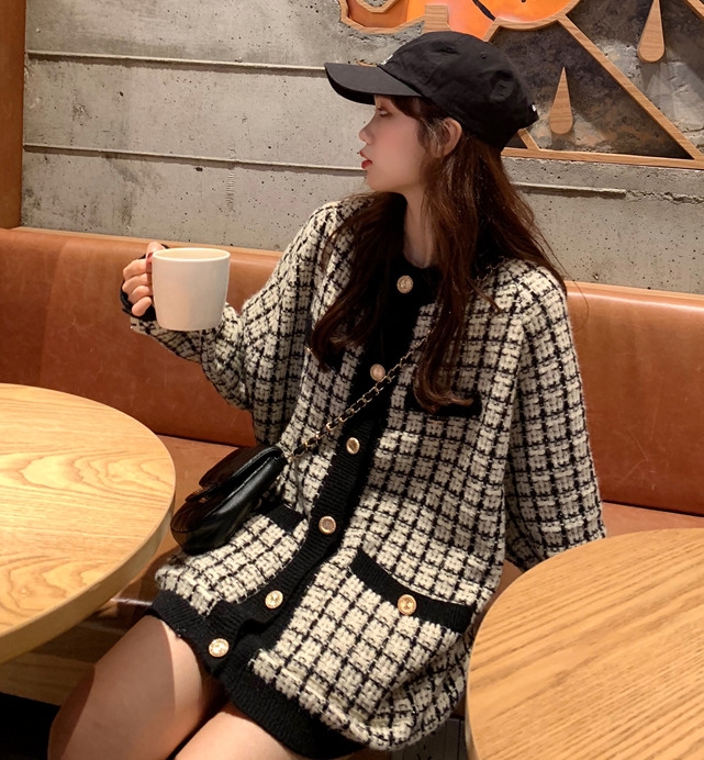 CO-007 เสื้อกันหนาวลายสก๊อต กระดุมหน้า แกะได้ สีดำ / ขาว