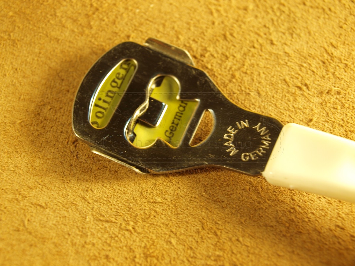 ด้ามมีปาดหนังด้านหลัง และแต่งด้านสันของขอบหนัง ด้ามพลาสติก พร้อมใบ