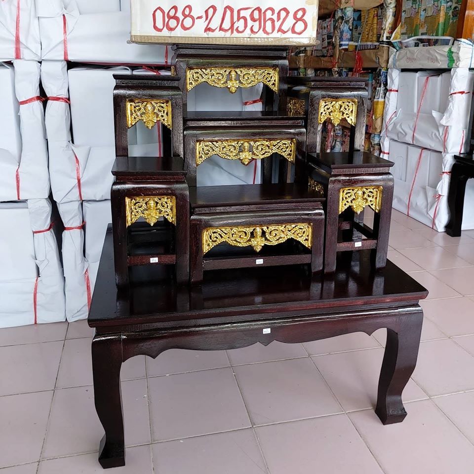 โต๊ะหมู่บูชา หมู่ 7 หน้า 5 กระจังทอง ไม้ทุเรียน ขาตรง สีโอ๊ค (คลิ๊กดูขนาด)