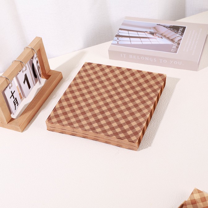 กระดาษไขรองอาหาร (Greaseproof paper) เคลือบกันน้ำ-น้ำมัน ลายตาราง (แพ็ค 98-100 // 490-500 ชิ้น)