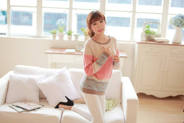 Pre Order - เสื้อกันหนาวแฟชั่น ไหมพรม ลายสวย สีชมพู-ครีมขาว