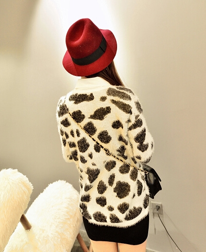 Pre Order - เสื้อกันหนาวแฟชั่นเกาหลี ผ้ากำมะหยี่ขนนุ่ม ลายเสือ สีขาว-ครีม