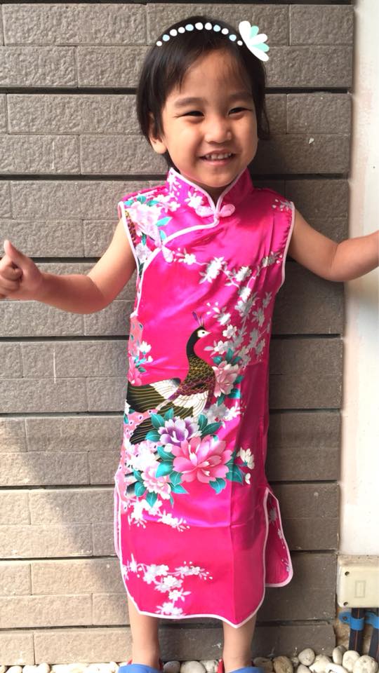 ชุดกี่เพ้าเด็กหญิงลายนกยูงสีชมพูบานเย็น