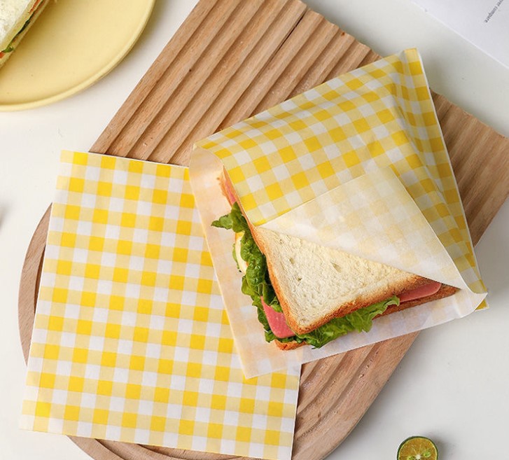 กระดาษห่อขนม Oil-Proof Food Grade ขนาด 18x18 cm. แพ็ค 100 ชิ้น