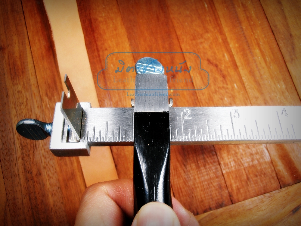 ที่ตัดหนังเป็นเส้นแบบโลหะ สำหรับงานตัดสายเข็มขัด สายสะพาย มีใบมากับตัว 2 ใบ แถมใบเพิ่มอีก 4 ใบ