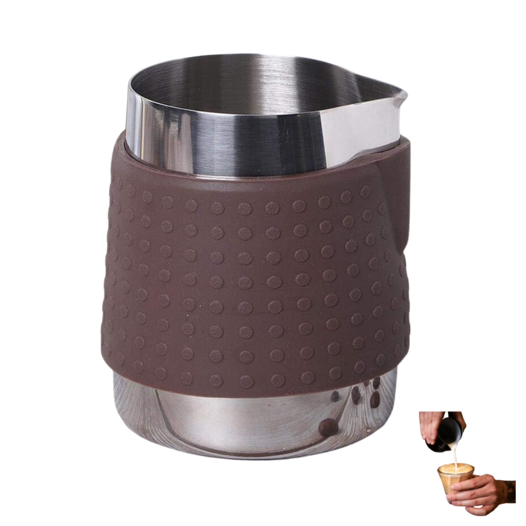 ถ้วยตีฟองนม สตรีมนม มียางซิลิโคลนหุ้มกันลื่นมือ กันร้อน ขนาด 600 ML สีน้ำตาล รหัส 2576