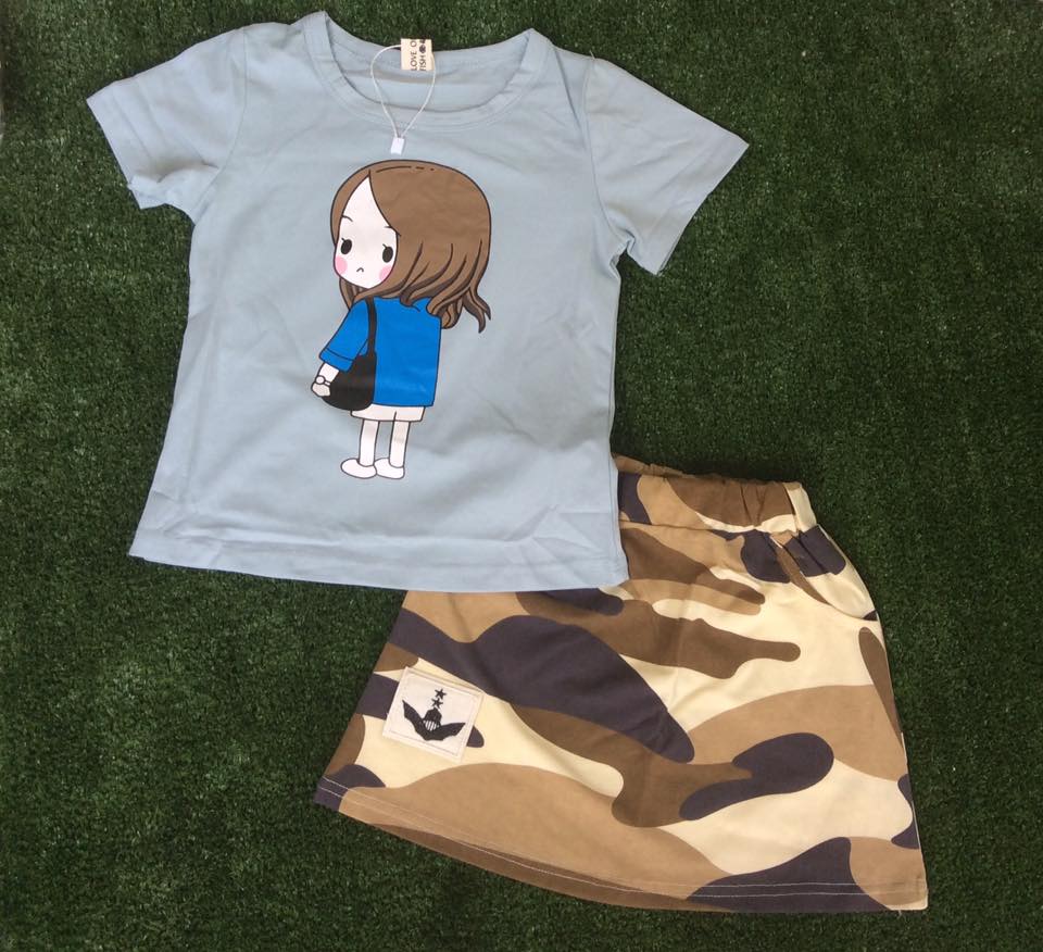 ชุดเสื้อยืดสีฟ้าอมเทา และกระโปรงลายพราง